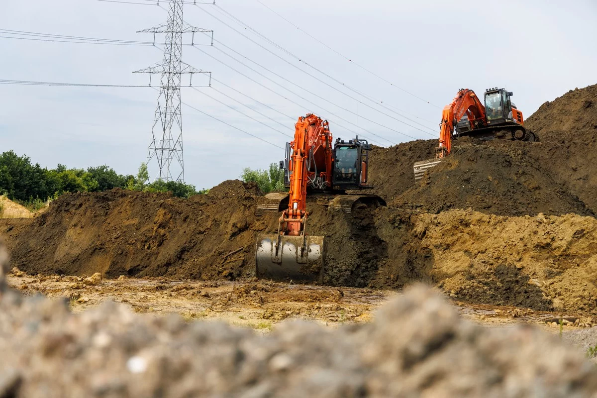 Grote Hitachi graafmachines van Ceulemans helpen bij bescherming tegen overstromingen