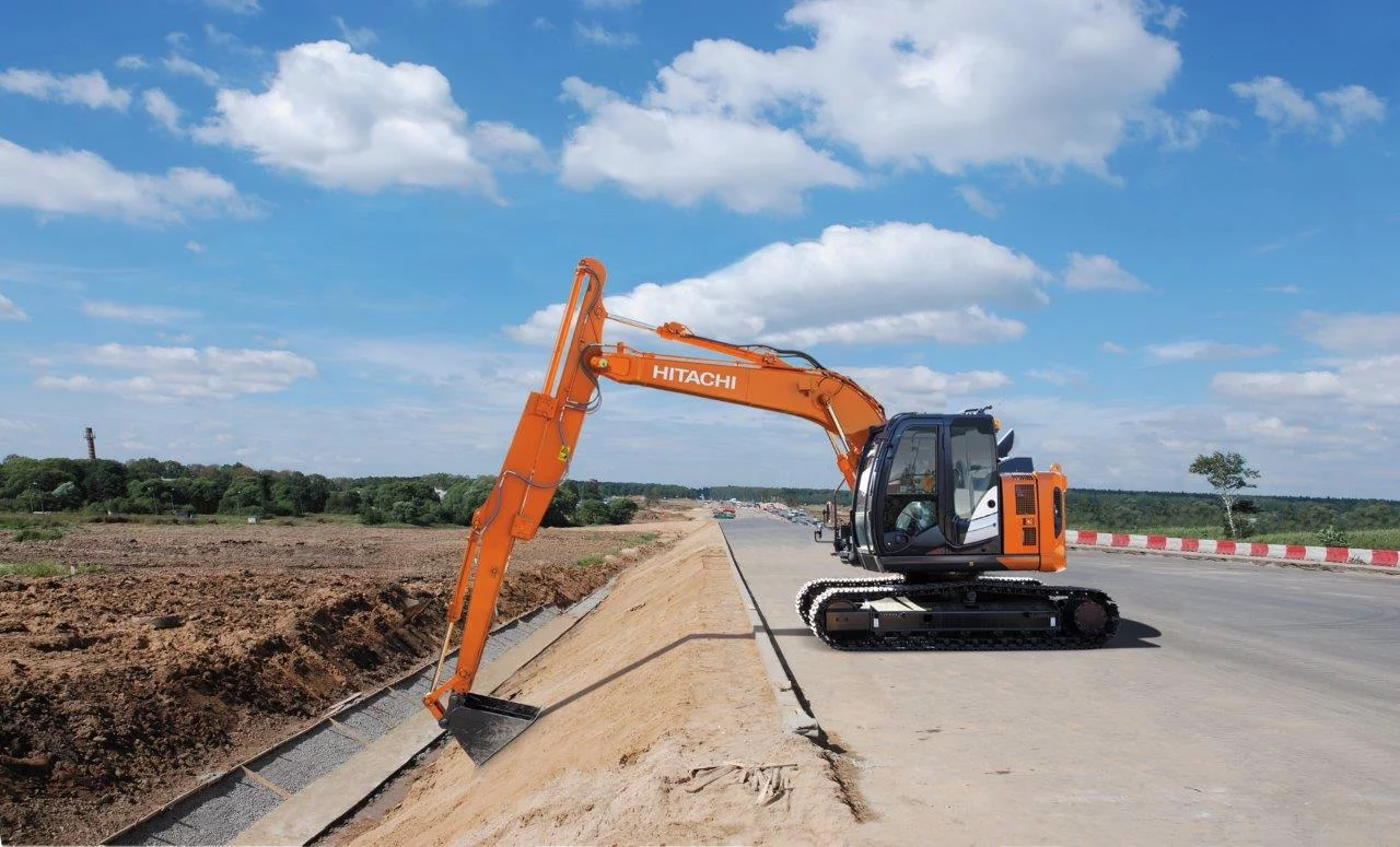 Reinigen van waterlopen met de ZX135US-6 SLA