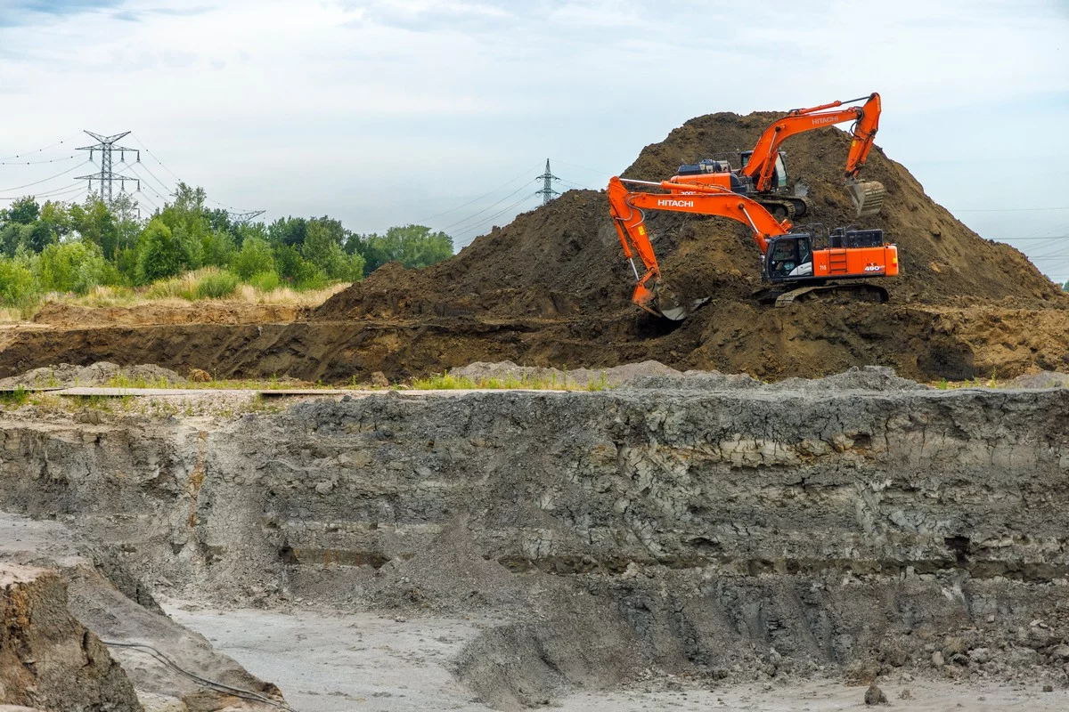 Grote Hitachi graafmachines van Ceulemans helpen bij bescherming tegen overstromingen
