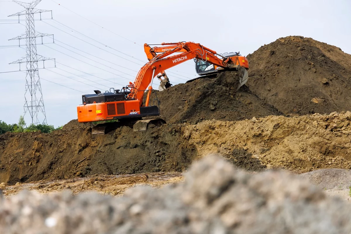 Grote Hitachi graafmachines van Ceulemans helpen bij bescherming tegen overstromingen